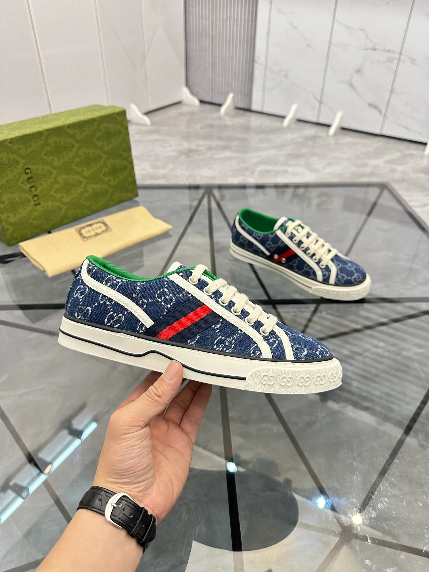 Men's shoes: 💰P360¥ Product trademark: Gucci* "Gucci*" low-cut casual shoes Regular size: 38-44 (can be customized to 45.46.) Product materials: Original material from the upper counter, breathable lining, original outsole. Number: 661